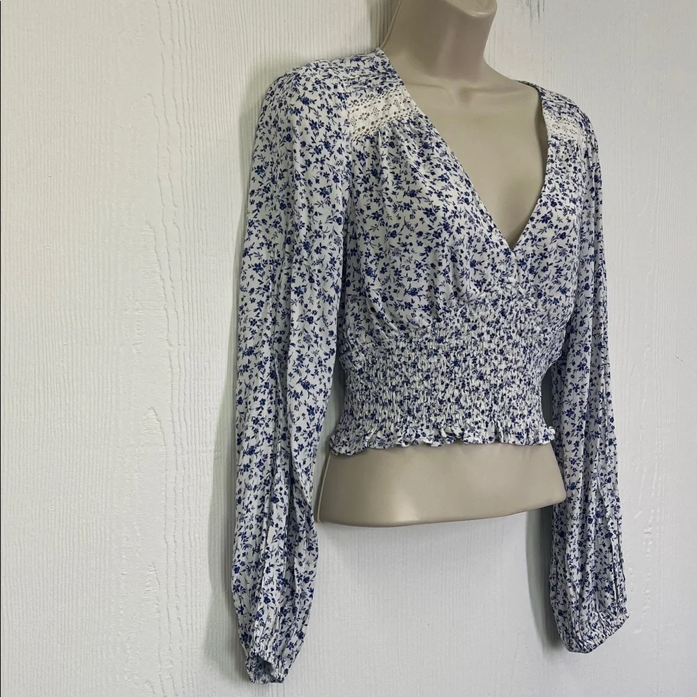 ASTR The Label - Blue Floral Smocked Puff Cottage Core Sleeve Blouse Size Small
